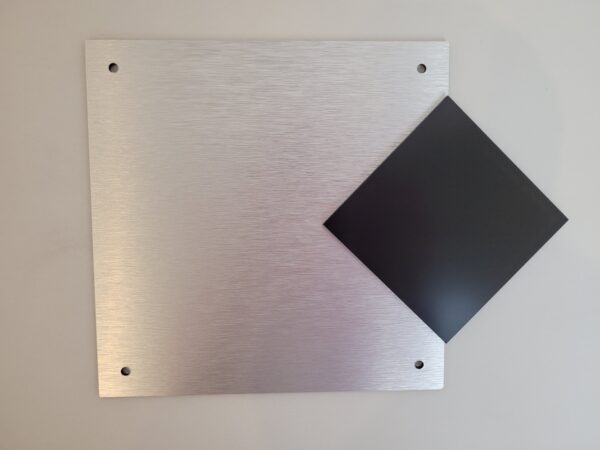 20240415_150255 naambordje zilver 20x20 cm met zwart huisnummer bordje